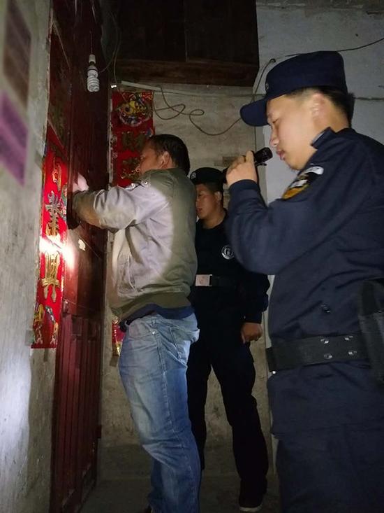 望谟换锁粗心妈妈误将幼女锁家中 